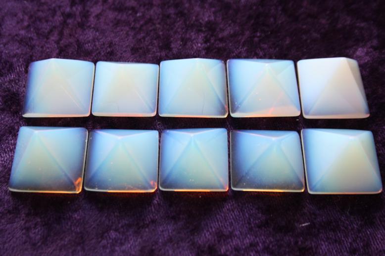 Pyramid 20mm - Opalite